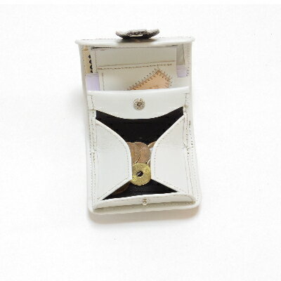 【ふるさと納税】3つ折り財布 革のパッチワーク お札も小銭も入る「コロンとした小さなお財布」白色【1210102】 サムネイル3