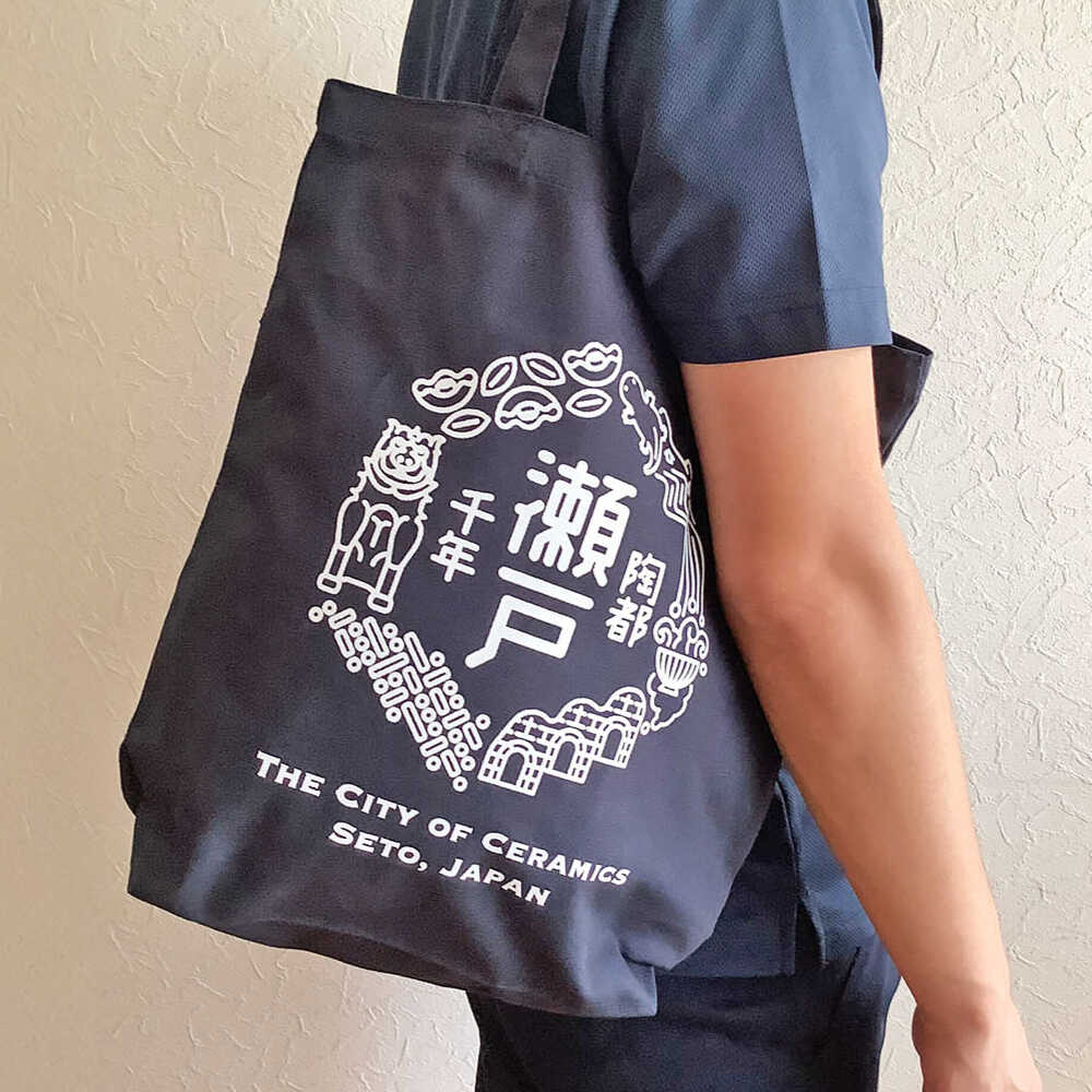 【ふるさと納税】いいもんせともんポロシャツ(ネイビーLL)＆トートバッグセット / ご当地 ポロシャツ トートバッグ 服 地元 ロゴ グッズ トート バッグ /瀬戸市/アイパック[BBCM003] サムネイル3