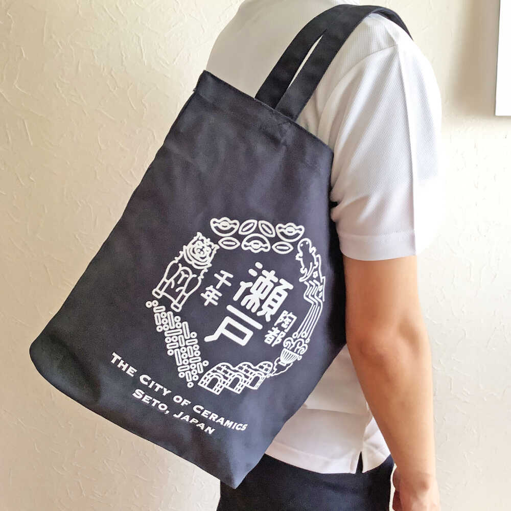 【ふるさと納税】いいもんせともんポロシャツ(ホワイトM)＆トートバッグセット / ご当地 ポロシャツ トートバッグ 服 地元 ロゴ グッズ トート バッグ /瀬戸市/アイパック[BBCM010] サムネイル3