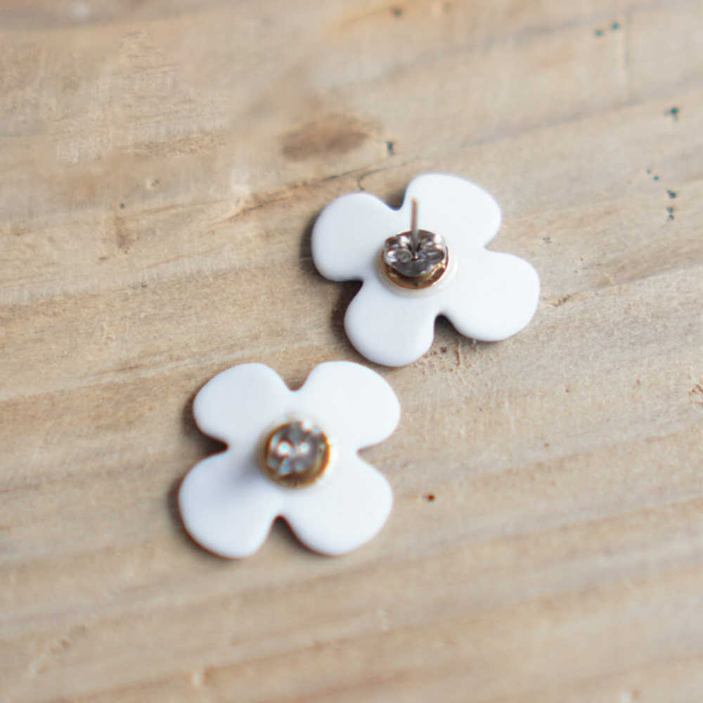 【ふるさと納税】【瀬戸焼】 眞窯 磁器のお花の耳飾り ピアス しろ 【眞窯】/ アクセサリー 耳飾り /瀬戸市[BBDK010] サムネイル3