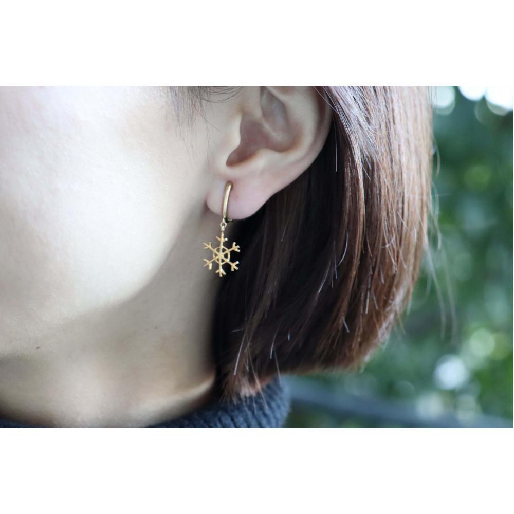 【ふるさと納税】【プレゼント包装付き】シルバー 雪の結晶イヤリング（金色 /S） サムネイル2