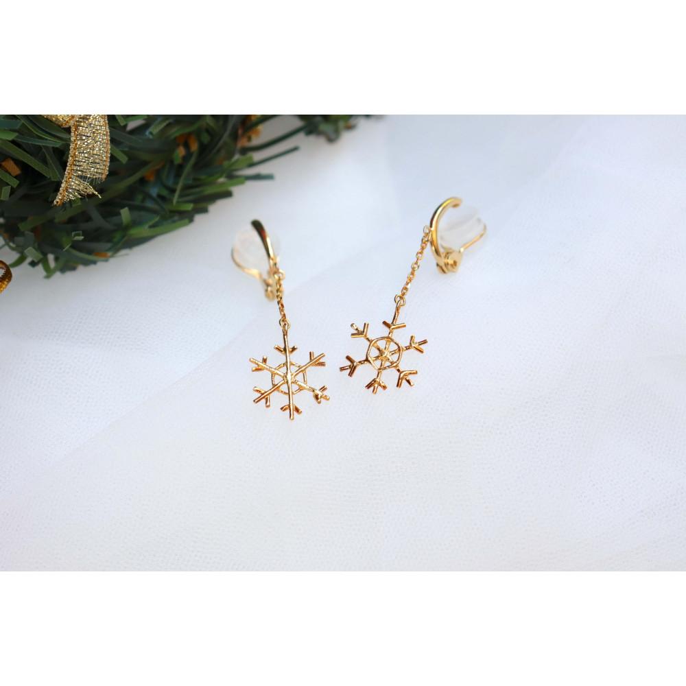 【ふるさと納税】【プレゼント包装付き】シルバー 雪の結晶イヤリング（金色 /S・チェーン付） サムネイル2