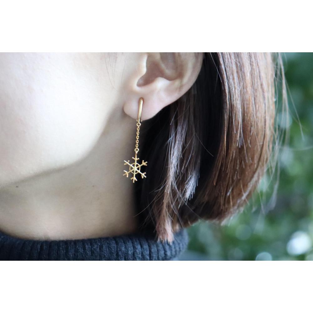 【ふるさと納税】【プレゼント包装付き】シルバー 雪の結晶イヤリング（金色 /S・チェーン付） サムネイル3