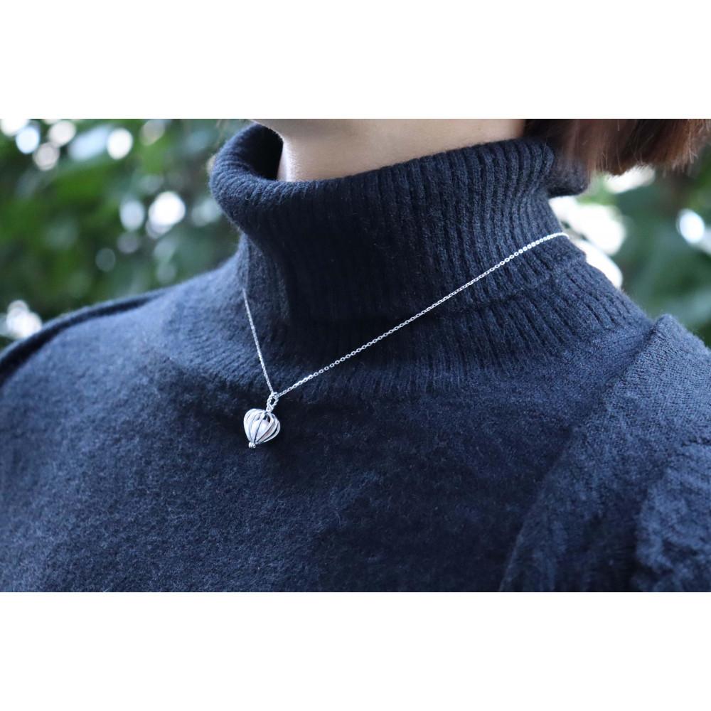 【プレゼント包装付き】シルバーのカゴペンダント（銀色 /淡水パール）