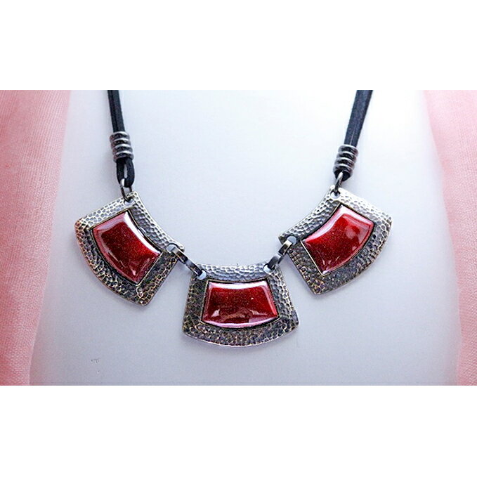 赤の3連ネックレス　【ネックレス・アクセサリー】