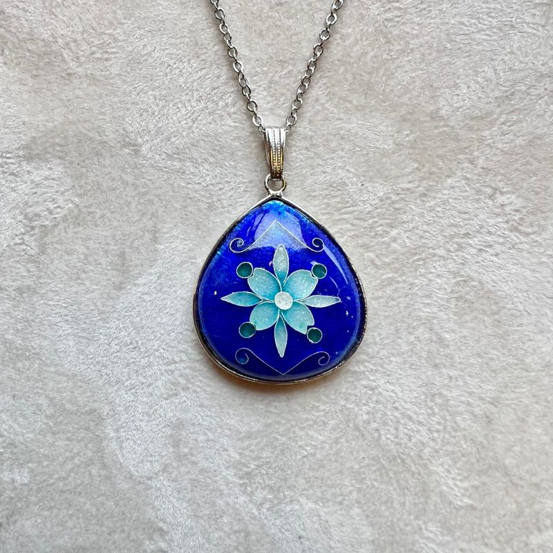 七宝焼ネックレス雫型《ラ・フルール》額絵 絵 絵画 額装 インテリア 装飾品 工芸 工芸品 伝統工芸 伝統 七宝 七宝焼き しっぽうやき 焼き物 芸術 芸術品 受注生産 職人 職人技 鉄線 クレマチス お花 花 植物 植物画