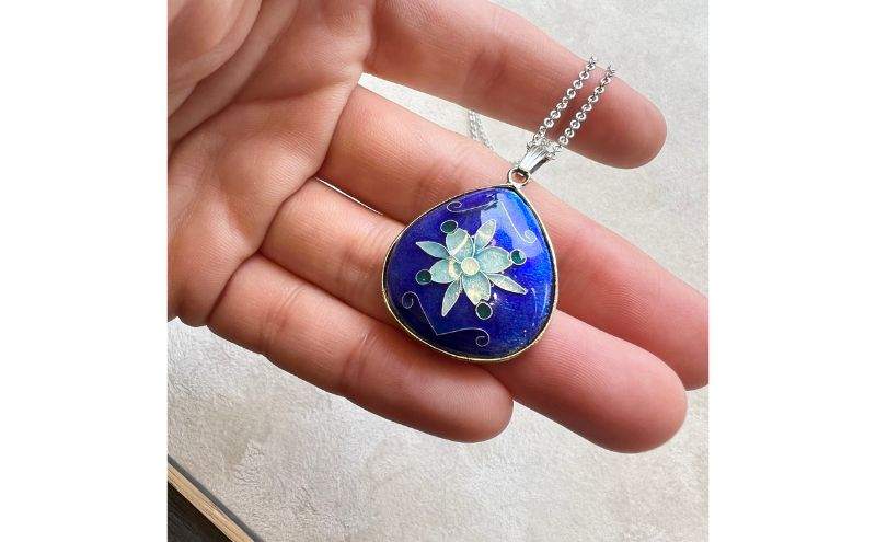 【ふるさと納税】七宝焼ネックレス雫型《ラ・フルール》額絵 絵 絵画 額装 インテリア 装飾品 工芸 工芸品 伝統工芸 伝統 七宝 七宝焼き しっぽうやき 焼き物 芸術 芸術品 受注生産 職人 職人技 鉄線 クレマチス お花 花 植物 植物画 サムネイル3