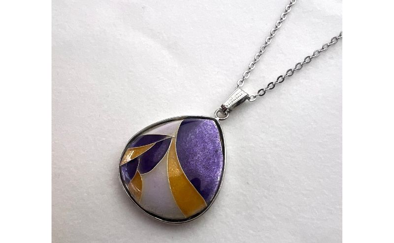 【ふるさと納税】七宝焼ネックレス雫型《木の葉:紫黄》アクセサリー ジュエリー ネックレス ペンダント 装飾 工芸 工芸品 伝統工芸 伝統 七宝 七宝焼き しっぽうやき 焼き物 芸術 芸術品 受注生産 職人 職人技 作品 ご褒美 上品 華やか 植物 木の葉 葉 葉っぱ サムネイル3