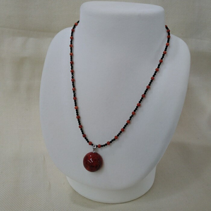 1060 珊瑚ネックレス・ドーム（珊瑚・ブラックスピネル）　　アフリカ珊瑚 イソバナ珊瑚 ブラックスピネル 贈り物 還暦祝い 赤珊瑚 カジュアルアクセサリー ネックレス 珊瑚ペンダントトップ 3月誕生石 母の日 敬老の日プレゼント ご褒美アクセサリー