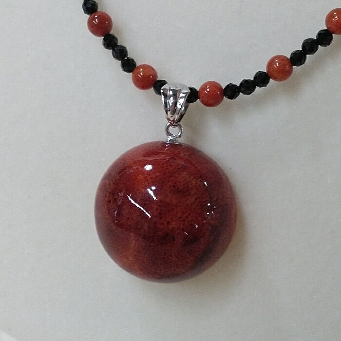 【ふるさと納税】1060 珊瑚ネックレス・ドーム（珊瑚・ブラックスピネル）　　アフリカ珊瑚 イソバナ珊瑚 ブラックスピネル 贈り物 還暦祝い 赤珊瑚 カジュアルアクセサリー ネックレス 珊瑚ペンダントトップ 3月誕生石 母の日 敬老の日プレゼント ご褒美アクセサリー サムネイル2