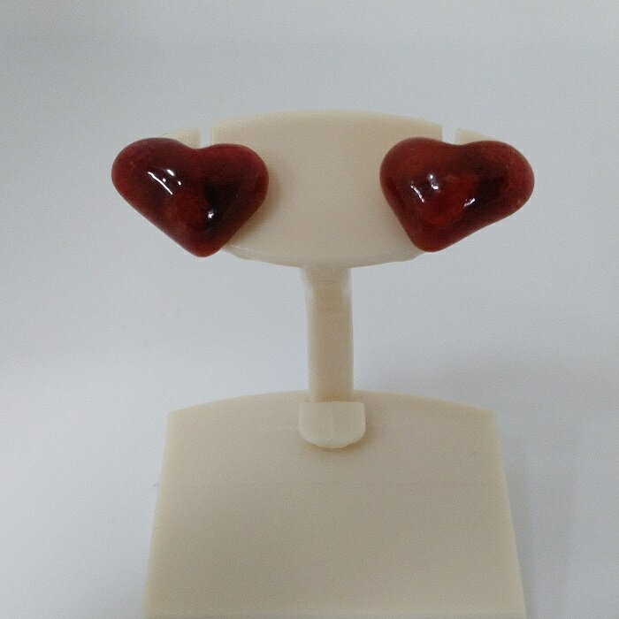 1063 珊瑚ピアス・ハート　　アフリカ珊瑚 イソバナ珊瑚 贈り物 ピアス ハート 還暦祝い 赤珊瑚 カジュアルアクセサリー 赤いピアス かわいいピアス 3月誕生石 母の日 ご褒美ピアス 喜ばれるプレゼント ポピュラーアクセサリー