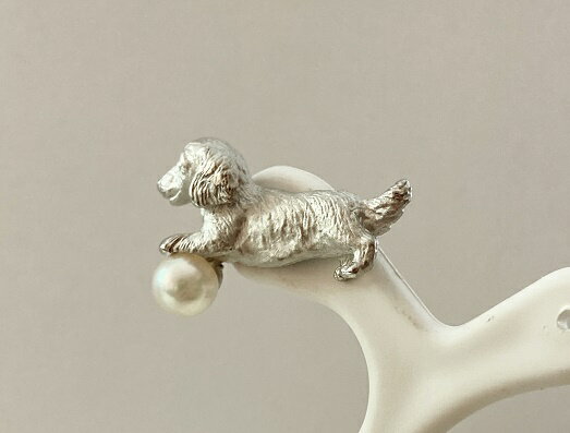 【ふるさと納税】1187　アコヤ真珠SILVERタックブローチ ミニチュアダックス　アコヤ真珠 シルバーブローチ ミニチュアダックス 犬好き 犬 動物 高品質 国産 かわいい フォーマル カジュアル おしゃれ レディース パール 伊勢志摩 サムネイル3