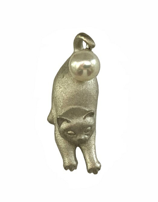1188 アコヤ真珠SILVERタックブローチ 飛び降りるネコ　アコヤ真珠 シルバーブローチ 猫 動物 高品質 国産 かわいい フォーマル カジュアル おしゃれ レディース パール 伊勢志摩