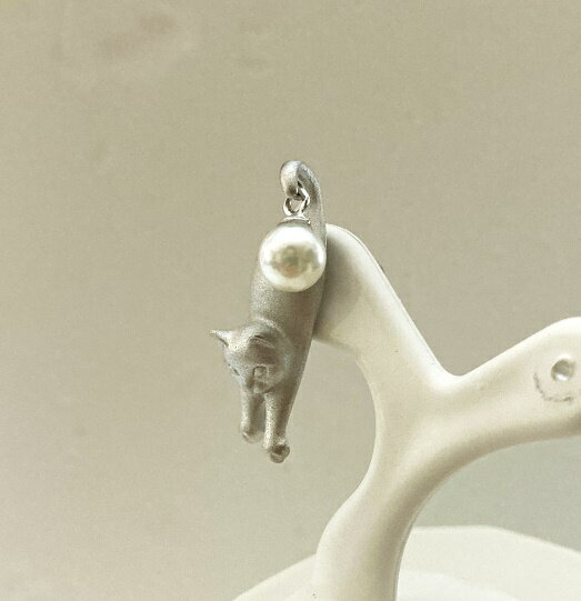 【ふるさと納税】1188 アコヤ真珠SILVERタックブローチ 飛び降りるネコ　アコヤ真珠 シルバーブローチ 猫 動物 高品質 国産 かわいい フォーマル カジュアル おしゃれ レディース パール 伊勢志摩 サムネイル3