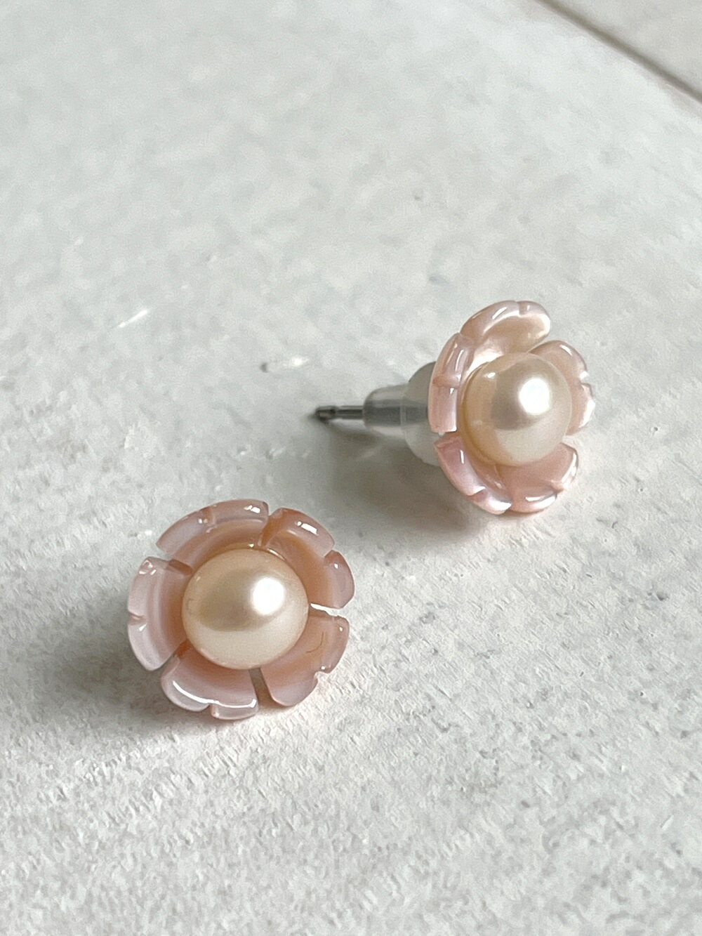 1357 二見結ひ　チタンピアス（淡水真珠4.0mm）12　チタン　二見　夫婦岩　あこや真珠　ギフト　プレゼント　普段使い　アレルギー対応