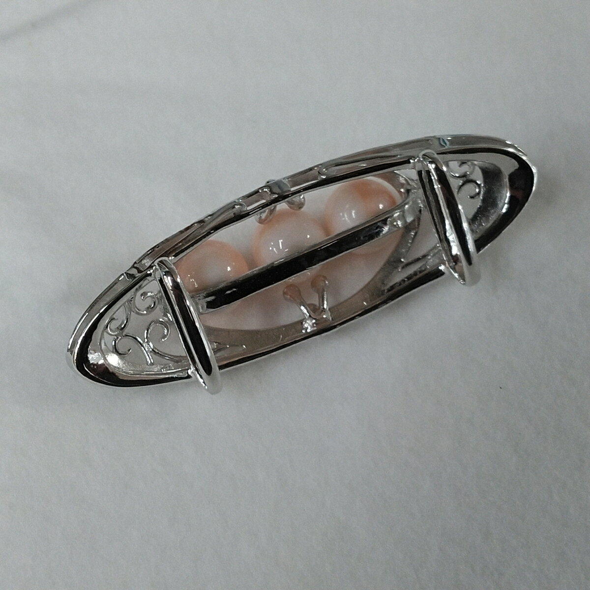 【ふるさと納税】1616　珊瑚帯留め・3珠　　深海珊瑚 珊瑚 帯留め 珊瑚帯留め 手彫り帯留め シルバー製帯留め 和装小物 和装装飾品 ピンク珊瑚 珍しい帯留め 母の日 プレゼント エレガントな帯留め かっこいい帯留め 上品なアクセサリー サムネイル2