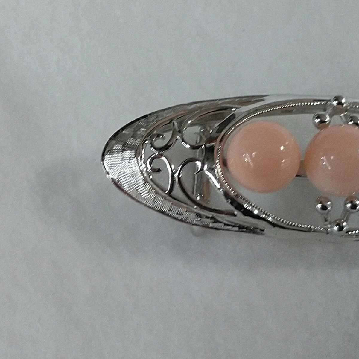 【ふるさと納税】1616　珊瑚帯留め・3珠　　深海珊瑚 珊瑚 帯留め 珊瑚帯留め 手彫り帯留め シルバー製帯留め 和装小物 和装装飾品 ピンク珊瑚 珍しい帯留め 母の日 プレゼント エレガントな帯留め かっこいい帯留め 上品なアクセサリー サムネイル3