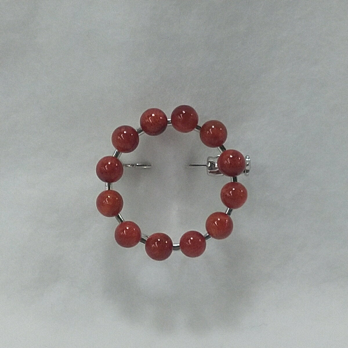 1619　珊瑚ブローチ・サークル　　アフリカ珊瑚 イソバナ珊瑚 贈り物 ブローチ 珊瑚ブローチ 還暦祝い 赤珊瑚 カジュアルアクセサリー 赤いブローチ まるいブローチ 3月誕生石 母の日 小さなアクセサリー 喜ばれるプレゼント 落ち着いた感じのブローチ