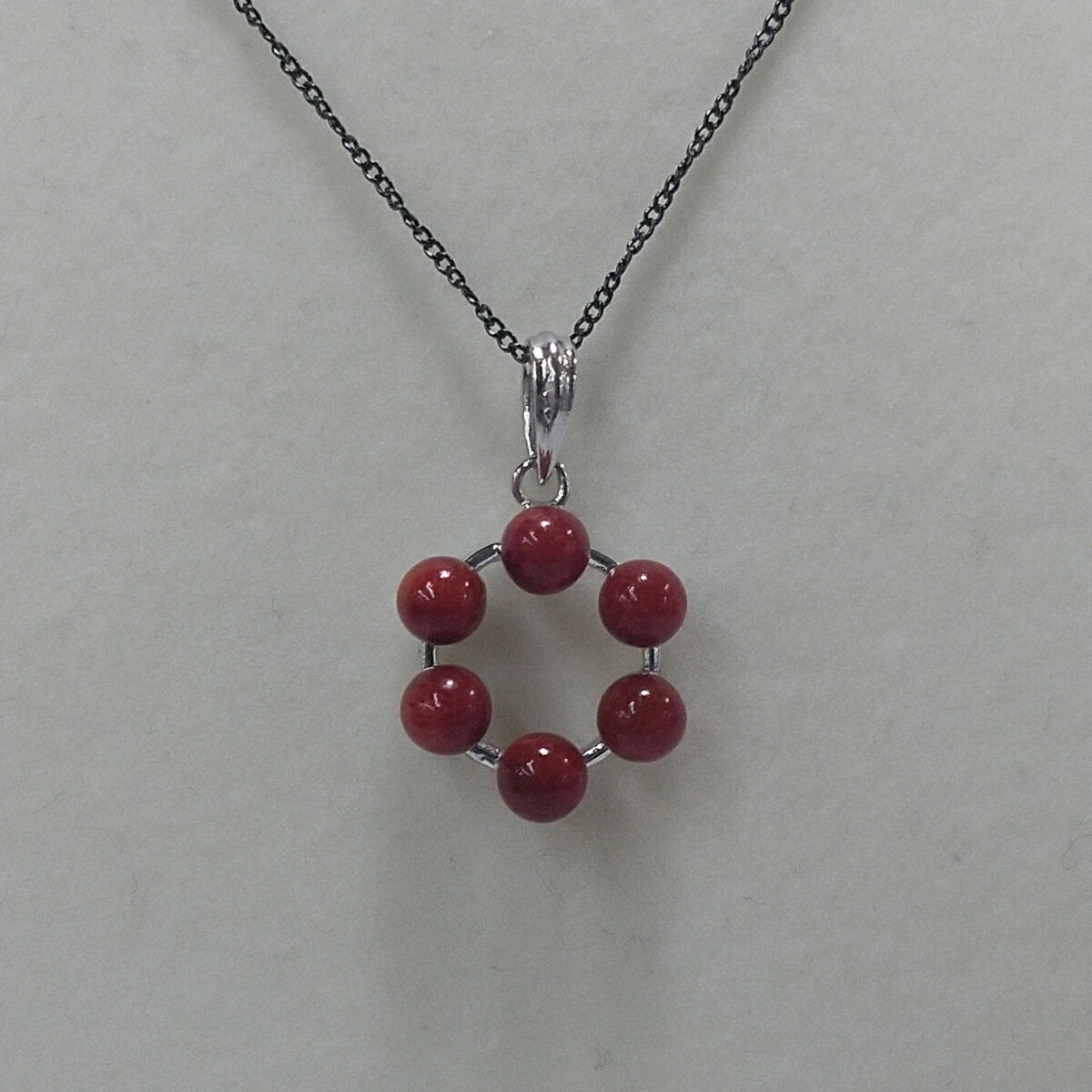 1620　珊瑚ペンダント・サークル　　アフリカ珊瑚 イソバナ珊瑚 贈り物 ペンダント 還暦祝い 赤珊瑚 カジュアルアクセサリー 赤いペンダント シルバー製珊瑚ペンダントトップ 3月誕生石 母の日 アクセサリー 喜ばれるプレゼント ガンメタカラーチェーン
