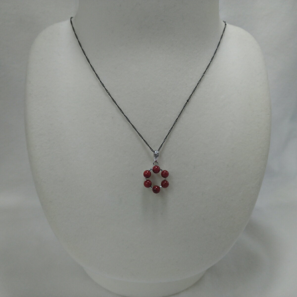 【ふるさと納税】1620　珊瑚ペンダント・サークル　　アフリカ珊瑚 イソバナ珊瑚 贈り物 ペンダント 還暦祝い 赤珊瑚 カジュアルアクセサリー 赤いペンダント シルバー製珊瑚ペンダントトップ 3月誕生石 母の日 アクセサリー 喜ばれるプレゼント ガンメタカラーチェーン サムネイル2