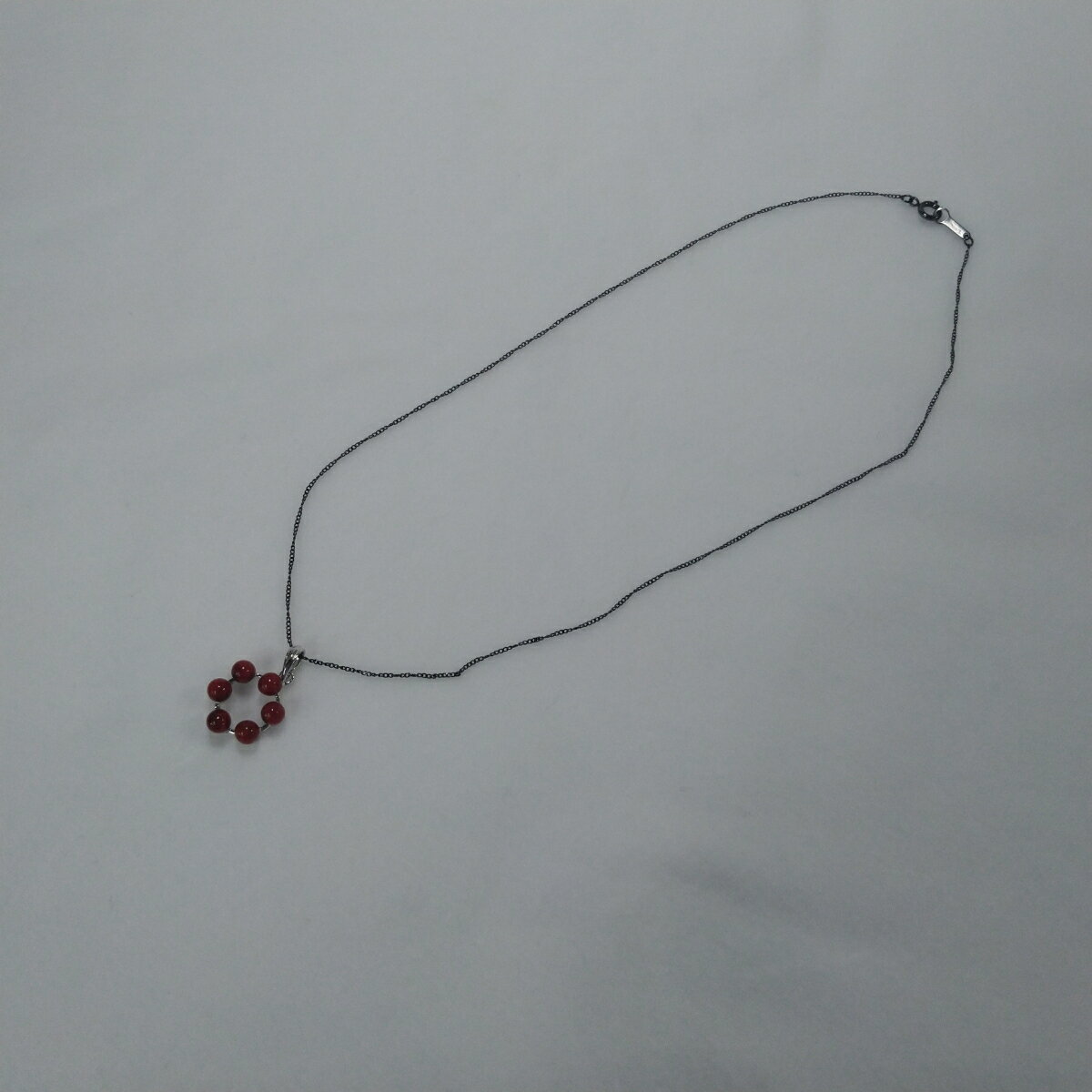 【ふるさと納税】1620　珊瑚ペンダント・サークル　　アフリカ珊瑚 イソバナ珊瑚 贈り物 ペンダント 還暦祝い 赤珊瑚 カジュアルアクセサリー 赤いペンダント シルバー製珊瑚ペンダントトップ 3月誕生石 母の日 アクセサリー 喜ばれるプレゼント ガンメタカラーチェーン サムネイル3