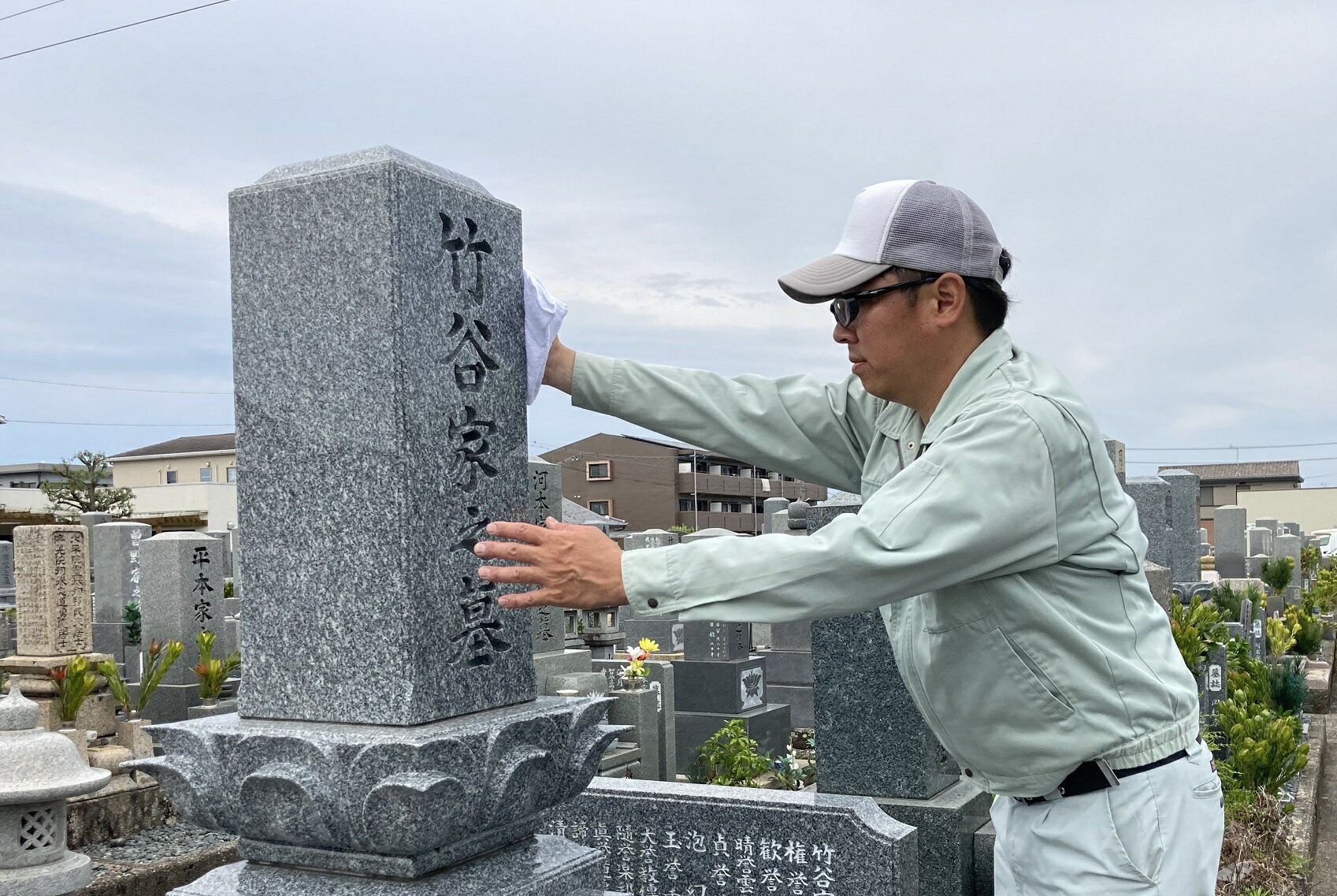 【ふるさと納税】1660　石材店のお墓参り代行サービス（1回）写真報告書付　お墓参り代行 伊勢 伊勢市 クリーニング 供養 お盆 お彼岸 掃除 お墓 墓地 サムネイル3