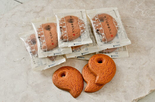 995　〈伊勢のくに　匠の一座〉あそらの菓房　まがたまサブレ（24枚入り/大缶） 自家製 手作り ザクザク 勾玉 ご縁結び おしゃれ 伊勢神宮外宮 お菓子 スイーツ クッキー 米粉 古代土器 オリジナル