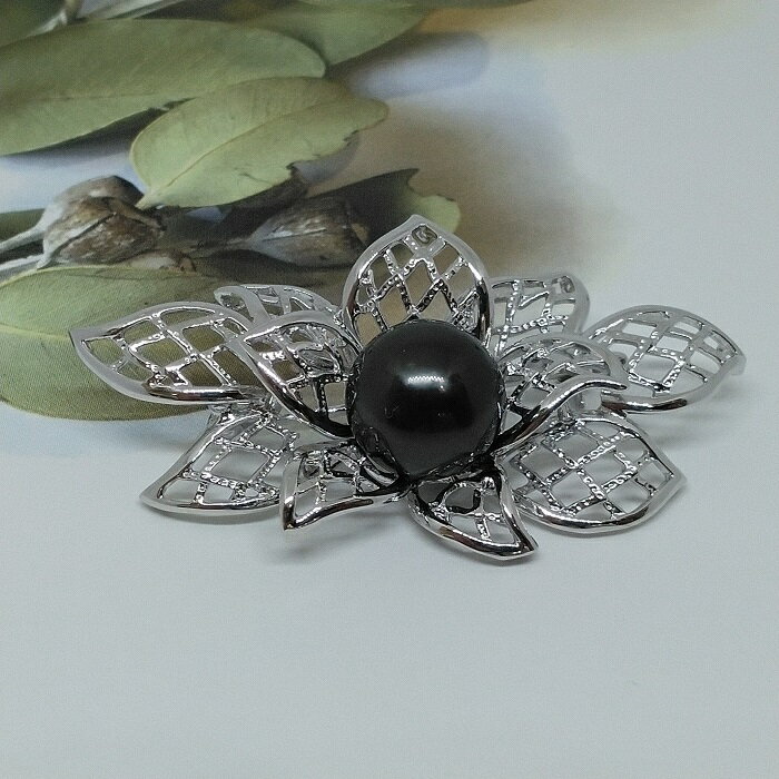 751　タヒチ黒本真珠ブローチ(A)SV製　　ブローチ フォーマルパール 黒真珠 タヒチ黒 冠婚葬祭 プレゼント 母の日 パールブローチ カジュアルアクセサリー オシャレ パールアクセサリー 蓮の花 SVアクセサリー 本真珠 ブラックフォーマル