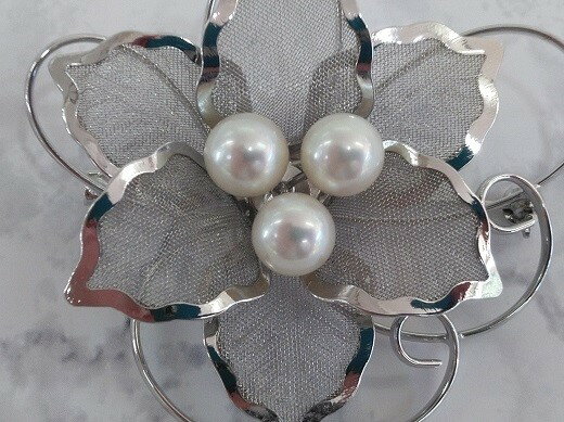 50-10伊勢志摩あこや本真珠ブローチ(3珠花)