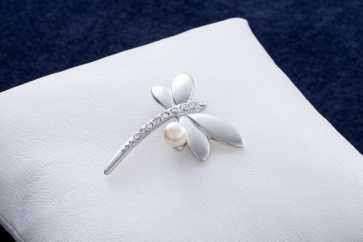 8-02あこや真珠ピンブローチ(トンボ s)