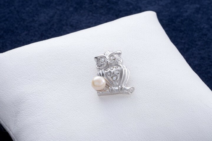 8-04あこや真珠ピンブローチ(フクロウ s)