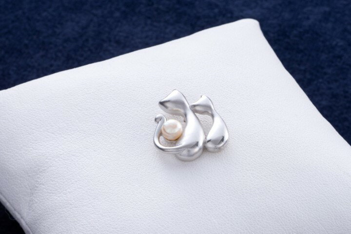 8-07あこや真珠ピンブローチ(ネコ s)