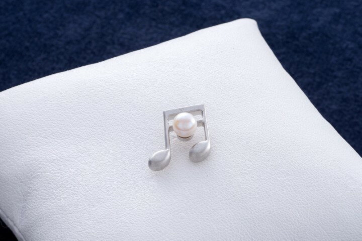 8-10あこや真珠ピンブローチ(音符 s)