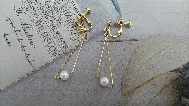 J-93伊勢志摩あこや本真珠イヤリング(トライアングル)G