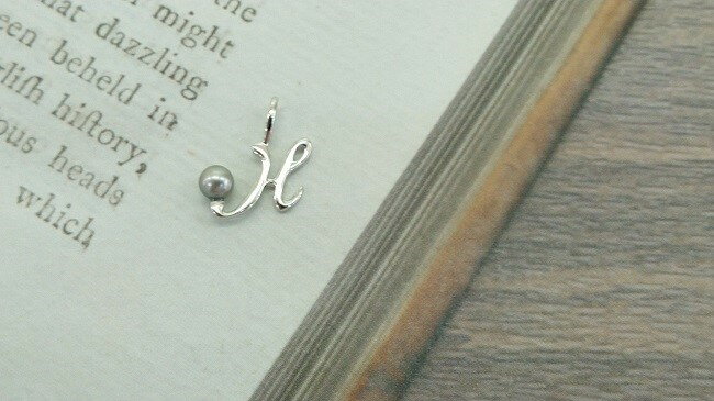 J-96H伊勢志摩あこや本真珠SV製イニシャルペンダント(H)