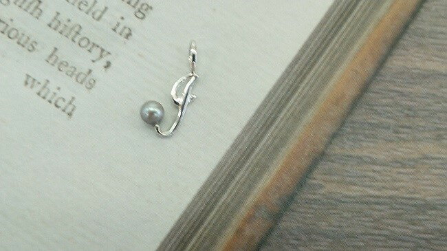 J-96I伊勢志摩あこや本真珠SV製イニシャルペンダント(I)