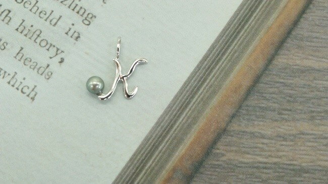 J-96K伊勢志摩あこや本真珠SV製イニシャルペンダント(K)