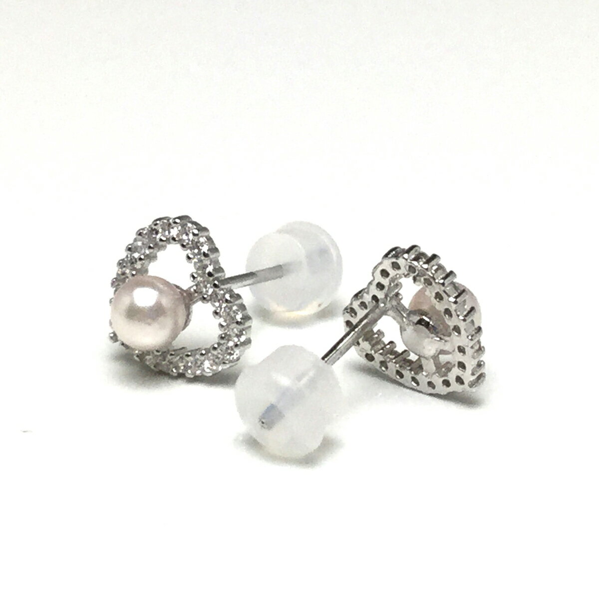 【ふるさと納税】 真珠 ピアス 4ミリ ～ 4.5ミリ シルバー アクセサリー パール アコヤ真珠 伊勢 志摩 伊勢志摩 英虞湾 冠婚葬祭 結婚式 入学式 卒業式 ギフト カジュアル 誕生石 記念日 / 老舗の真珠専門店・高品質アコヤ真珠ピアス4.0～4.5ミリ（シルバー・ハート） サムネイル2