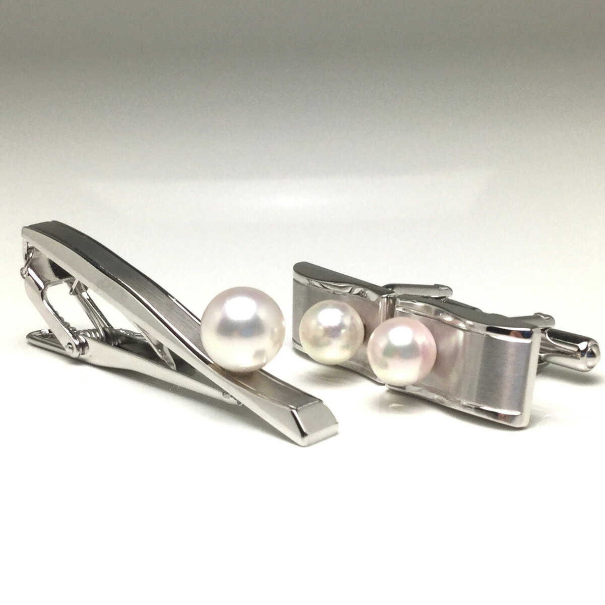 【ふるさと納税】 真珠 アクセサリー シルバー タイピン カフス セット パール 9ミリ / 7.5ミリ ネクタイ スーツ メンズ 冠婚葬祭 慶事 弔事 結婚式 入学式 卒業式 / 老舗の真珠専門店・花珠級アコヤ真珠 紳士用パールタイピンセット9.0ミリ/7.5ミリ（タイプ：A） サムネイル3