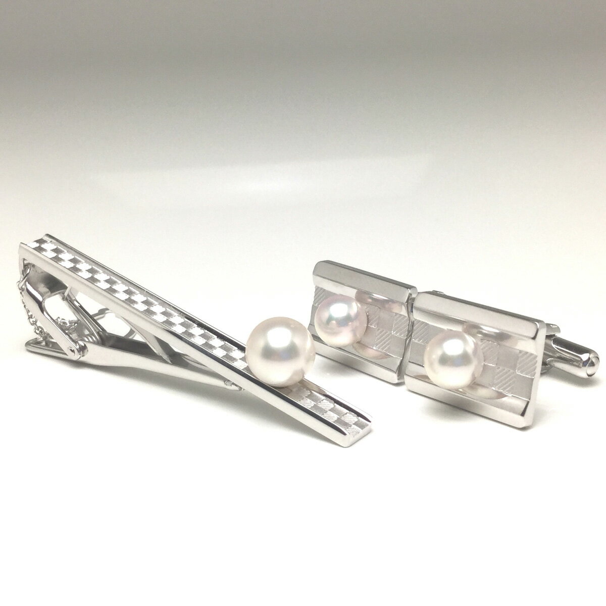 【ふるさと納税】 真珠 アクセサリー シルバー タイピン カフス セット パール 8.5ミリ / 7ミリ ネクタイ スーツ メンズ 冠婚葬祭 慶事 弔事 結婚式 入学式 卒業式 / 老舗の真珠専門店・花珠級アコヤ真珠 紳士用パールタイピンセット8.5ミリ/7.0ミリ（タイプ：C） サムネイル3