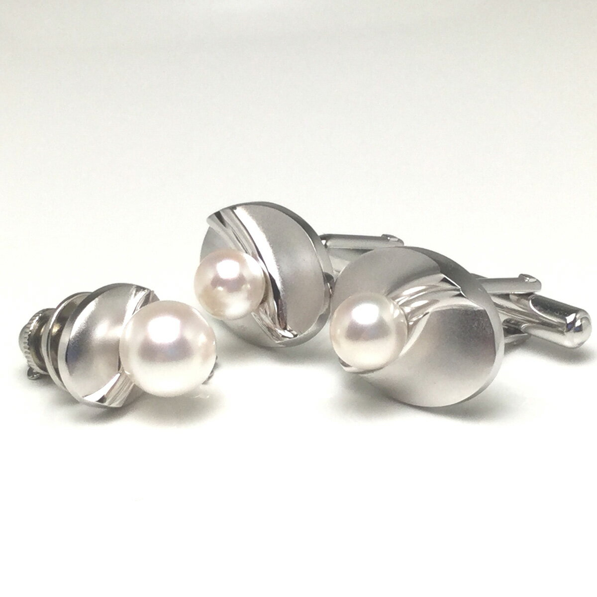 【ふるさと納税】 真珠 アクセサリー シルバー タイタック カフス セット パール 8.5ミリ / 7ミリ ネクタイ スーツ メンズ 冠婚葬祭 慶事 弔事 結婚式 入学式 卒業式 / 老舗の真珠専門店・花珠級アコヤ真珠 紳士用パールタイタックセット8.5ミリ/7.0ミリ（タイプ：D） サムネイル3