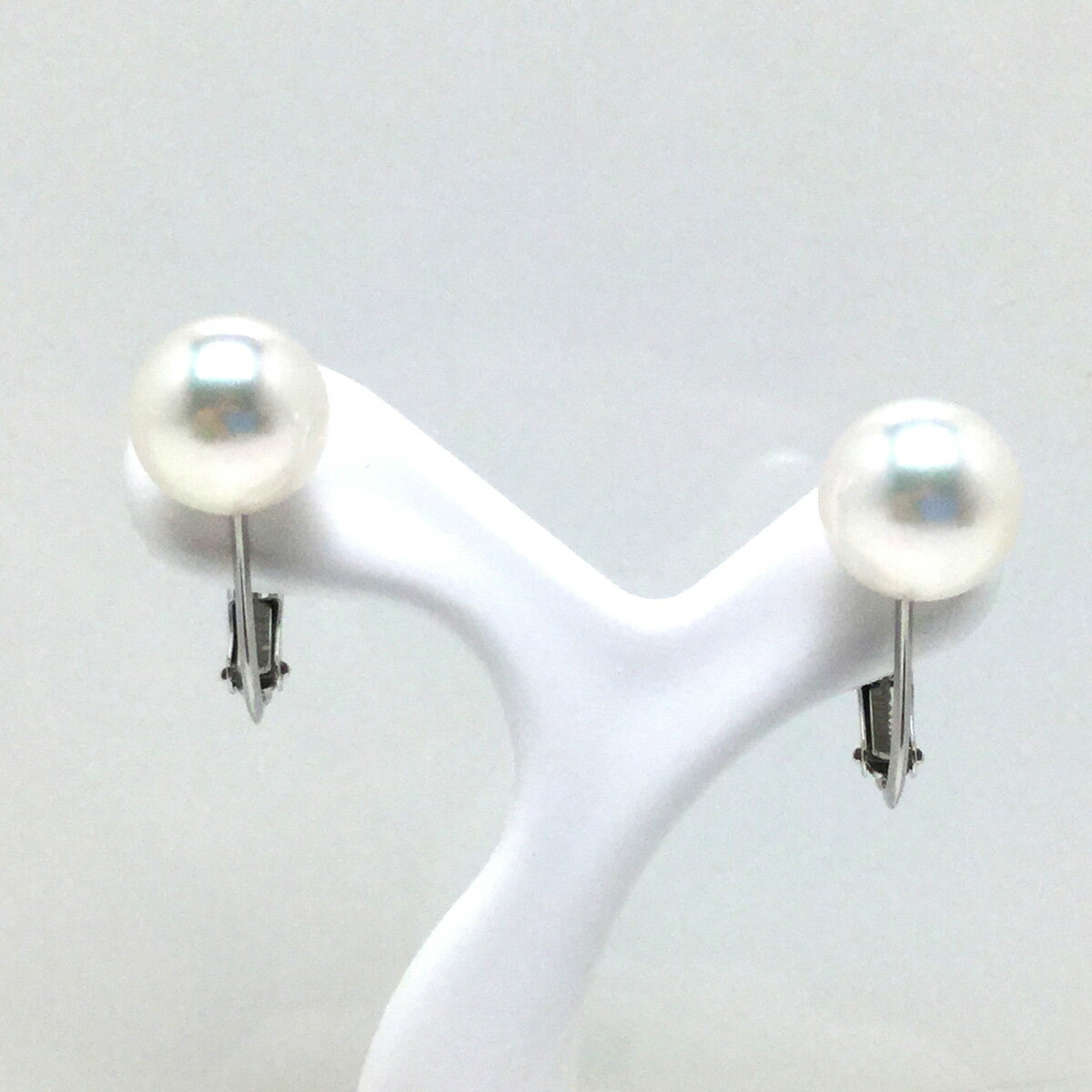 【ふるさと納税】 真珠 アクセサリー イヤリング パール 8.5mm ～ 9mm K14 レディース 伊勢志摩 伊勢 志摩 冠婚葬祭 結婚式 入学式 卒業式 成人式 慶事 ジュエリー アコヤ真珠 花珠 大粒 / 老舗の真珠専門店・花珠クラス・アコヤ真珠イヤリング8.5～9.0ミリ（K14WG） サムネイル2