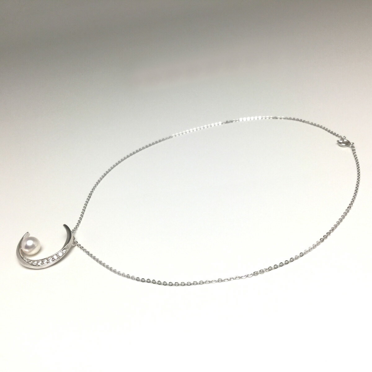 【ふるさと納税】 真珠 ペンダント ネックレス 7.5ミリ ～ 8ミリ シルバー アクセサリー パール アコヤ真珠 伊勢 志摩 伊勢志摩 英虞湾 冠婚葬祭 結婚式 入学式 卒業式 ギフト カジュアル / 老舗の真珠専門店・高品質アコヤ真珠ペンダント7.5～8.0ミリ（シルバー・ムーン） サムネイル3