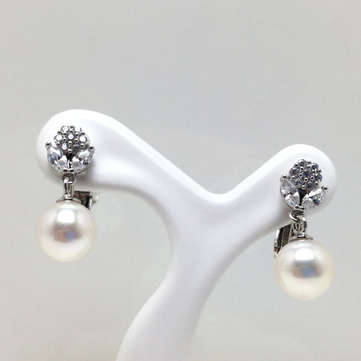 真珠 パール あこや アクセサリー イヤリング ジュエリー 三重県 伊勢志摩 志摩 アコヤ貝 冠婚葬祭 結婚式 葬式 フォーマル プレゼント 人気 クリスマス バレンタイン レディース / 老舗の真珠専門店・アコヤ真珠イヤリング 7.5～8.0ミリ フラワー（A）