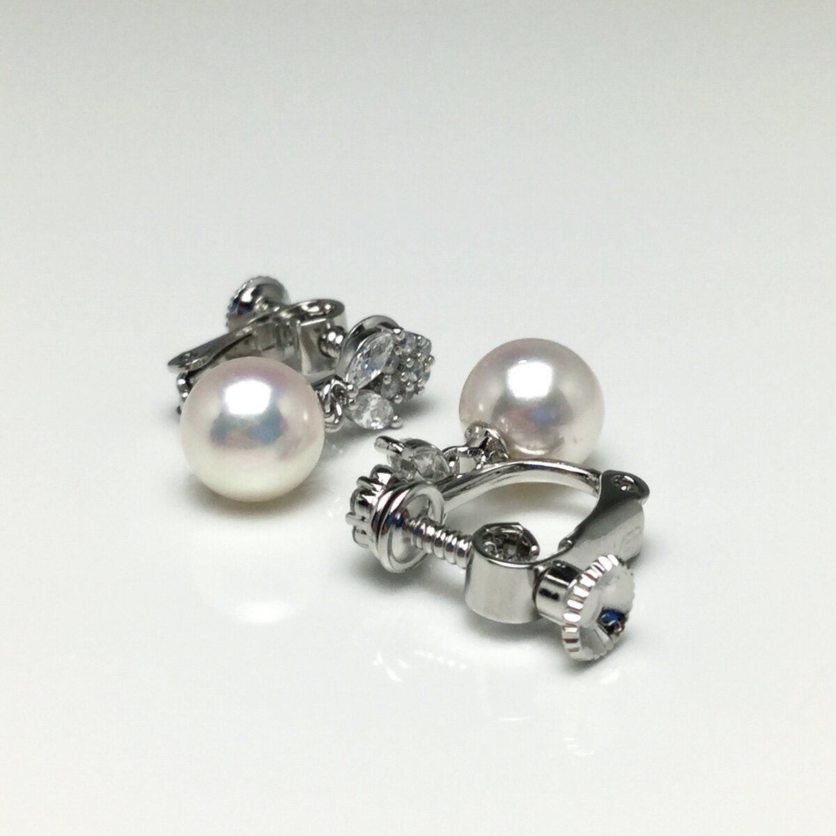 【ふるさと納税】 真珠 パール あこや アクセサリー イヤリング ジュエリー 三重県 伊勢志摩 志摩 アコヤ貝 冠婚葬祭 結婚式 葬式 フォーマル プレゼント 人気 クリスマス バレンタイン レディース / 老舗の真珠専門店・アコヤ真珠イヤリング 7.5～8.0ミリ フラワー（A） サムネイル2