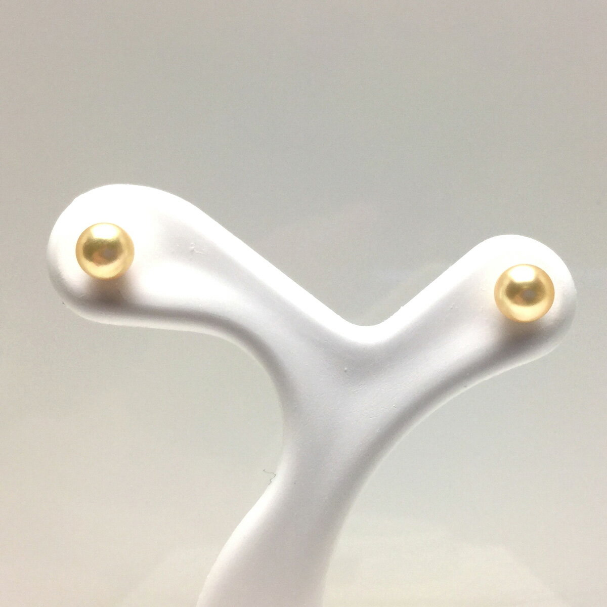 【ふるさと納税】 真珠 ピアス 4.0～4.5ミリ K18 アクセサリー パール アコヤ真珠 伊勢 志摩 伊勢志摩 英虞湾 冠婚葬祭 慶事 弔事 結婚式 入学式 卒業式 ギフト フォーマル カジュアル 誕生石 記念日 / 老舗の真珠専門店・高品質アコヤ真珠ゴールドピアス4.0～4.5ミリ（K18） サムネイル3