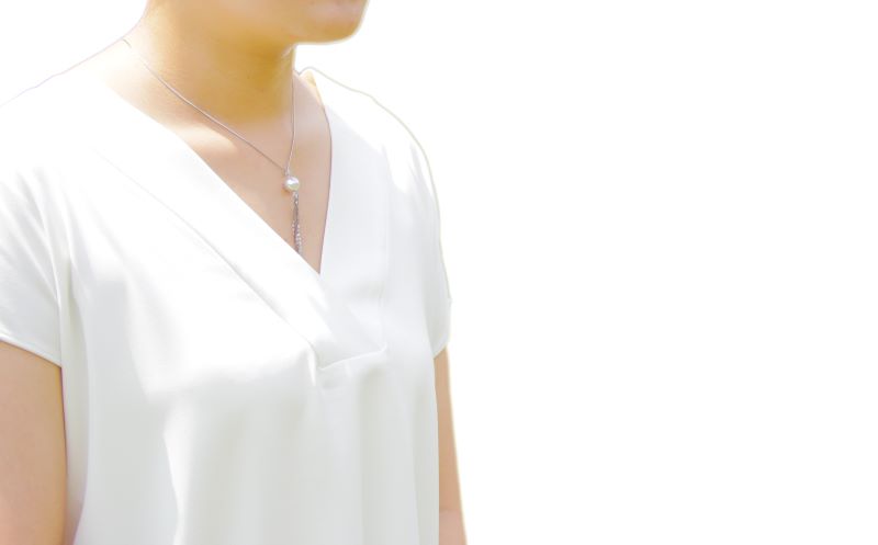 【ふるさと納税】 真珠 アクセサリー パール 10mm ～ 10.5mm ネックレス ペンダント 伊勢 志摩 伊勢志摩 冠婚葬祭 結婚式 お祝い アコヤ真珠 プラチナ ダイヤモンド ダイヤ 大珠 希少 / 希少な大粒10mm！唯一無二の無調色あこや真珠ペンダント サムネイル3