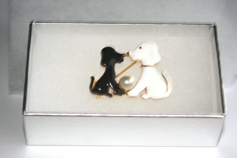 【ふるさと納税】 真珠 ブローチ アクセサリー パール 6.5ミリ ～ 7ミリ 三重県 伊勢志摩 志摩市 プレゼント クリスマス バレンタイン ホワイトデー カジュアル レディース 20000円 2万円 二万円 真珠の里 かわいい2匹の白黒の犬のブローチ サムネイル3