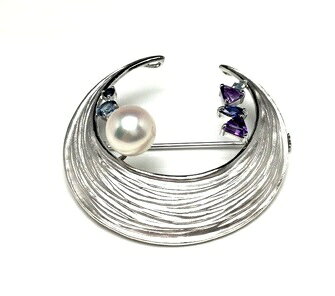 【ふるさと納税】 老舗の真珠専門店・花珠クラス・アコヤ真珠ブローチ9.0～9.5ミリ 天然石 / アクセサリー ブローチ アコヤ 真珠 パール 三重県 伊勢志摩 志摩 シルバー 花珠 冠婚葬祭 結婚式 卒業式 普段使い ギフト プレゼント 誕生石 おしゃれ サムネイル3