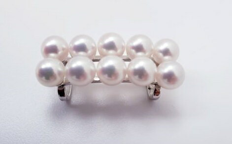 真珠 帯留 7.0~7.4mm パール ジュエリー あこや真珠 和装 和服 着物 お正月 七五三 装飾品 帯 留め 冠婚葬祭 慶事 誕生日 結婚式 記念日 クリスマス お祝い 贈り物 贈答 ギフト プレゼント 三重 伊勢 志摩 / 着物姿をワンランクアップ、アコヤ真珠の帯留